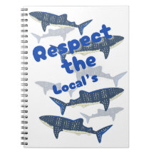 地元の人々を尊重し、サメの家族は近くで泳ぐ