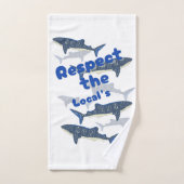地元の人々を尊重し、サメの家族は近くで泳ぐ バスタオルセット (ハンドタオル)