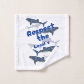 地元の人々を尊重し、サメの家族は近くで泳ぐ バスタオルセット (ウォッシュタオル)