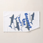 地元の人々を尊重し、サメの家族は近くで泳ぐ バスタオルセット (ハンドタオル)