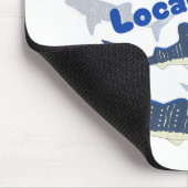 地元の人々を尊重し、サメの家族は近くで泳ぐ マウスパッド (コーナー)