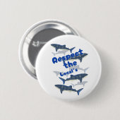 地元の人々を尊重し、サメの家族は近くで泳ぐ 缶バッジ (正面&裏面)