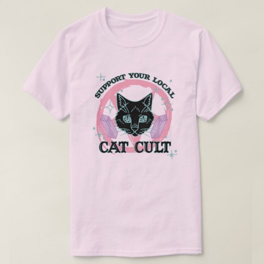 地元の猫カルトをサポート – ピンクパステルゴシック Tシャツ (デザイン正面)