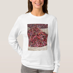 地元の産直市場にある赤唐辛子 Tシャツ
