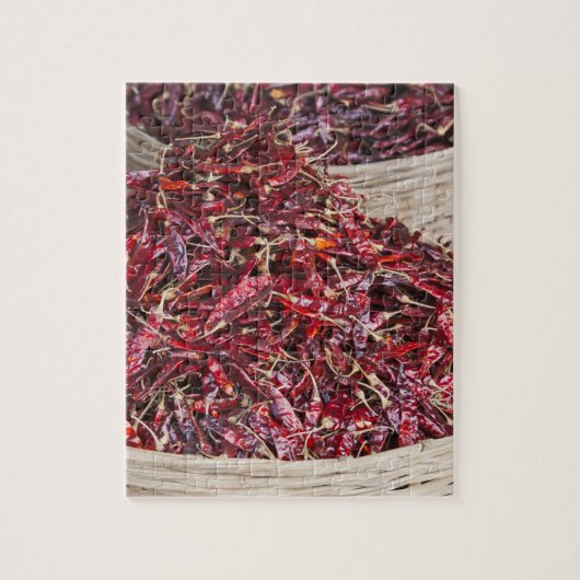 地元の農産物の市場で唐辛子 ジグソーパズル (縦)
