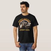 地元の野良猫を支援しよう -アライグマとポッサムのアート- Tシャツ (正面フル)
