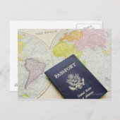 地図にあるパスポートのクローズアップ ポストカード (正面/裏面)