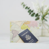 地図にあるパスポートのクローズアップ ポストカード (スタンド正面)