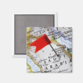地図にはサウジアラビアのリヤドにある地図のピンが貼られている。 マグネット (正面/裏面)