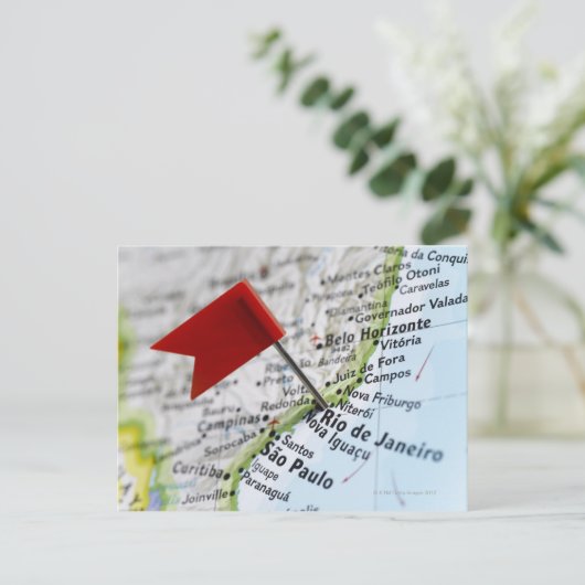 地図にはブラジルのリオデジャネイロにある地図のピンが貼られている。 ポストカード (スタンド正面)