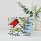 地図に北朝鮮に配置された地図ピンを閉じる ポストカード (スタンド正面)