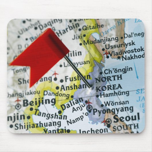 地図に北朝鮮に配置された地図ピンを閉じる マウスパッド (正面)
