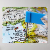 地図のピンはイスラエルのエルサレムに置かれ， ポスター (正面)