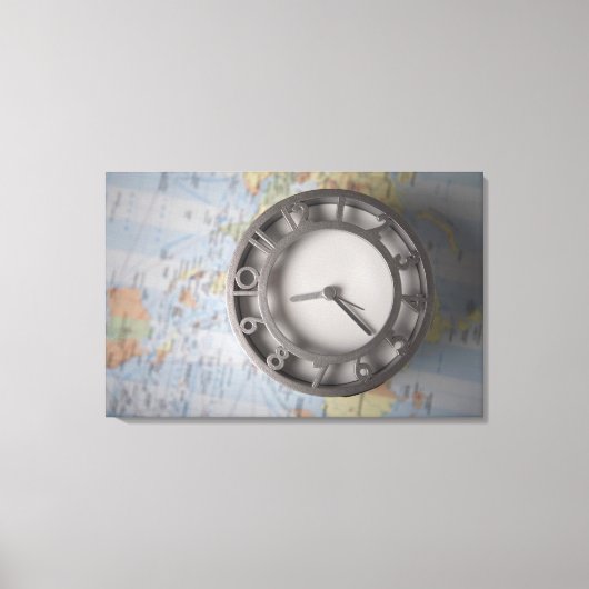 地図の前の時計のクローズアップ キャンバスプリント (正面)