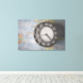 地図の前の時計のクローズアップ キャンバスプリント (インサイチュ (ウッドフロア))