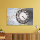 地図の前の時計のクローズアップ キャンバスプリント (インサイチュ (リビング))