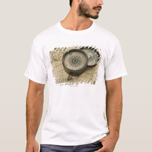 地図の旧式なコンパス Tシャツ