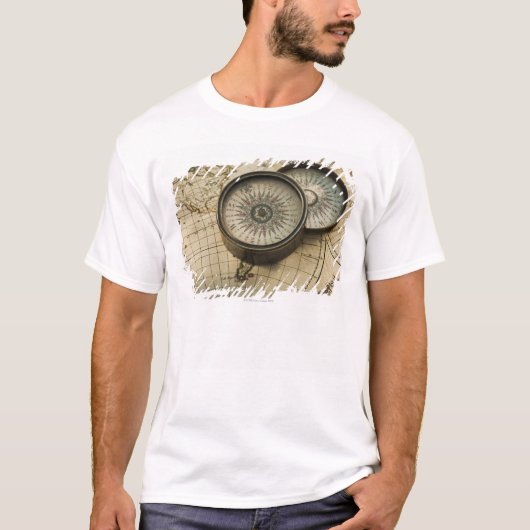 地図の旧式なコンパス Tシャツ (正面)