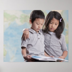 地図の近くの韓国の子供の読本 ポスター