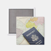 地図上に横たわるパスポートのクローズアップ マグネット (正面/裏面)
