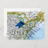 地図上のニューヨーク市に置かれたマップピン(クローズアップ) ポストカード (正面/裏面)