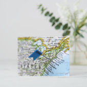 地図上のニューヨーク市に置かれたマップピン(クローズアップ) ポストカード (スタンド正面)