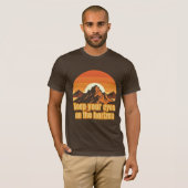 地平線を見つめて前へ – やる気を起こさせる山の景色 Tシャツ (正面フル)