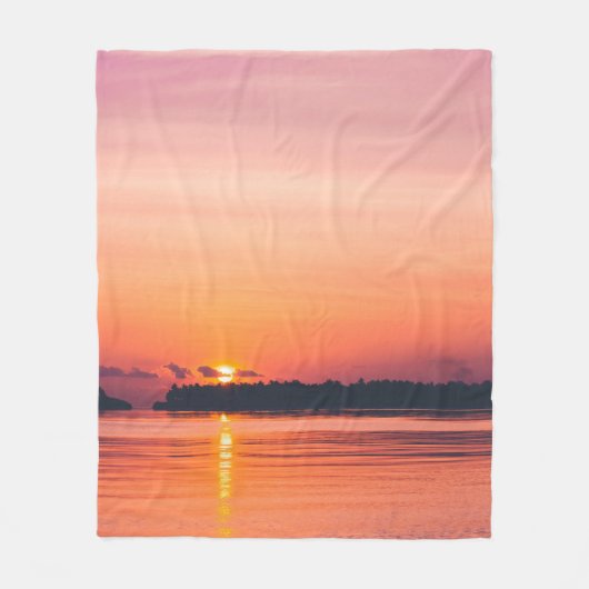 地平線上の夕日 フリースブランケット (正面)