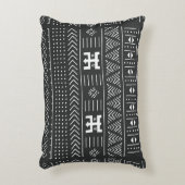 地形を持つ黒と白の部族の民族パターン アクセントクッション (正面(垂直))