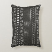 地形を持つ黒と白の部族の民族パターン アクセントクッション (正面(垂直))