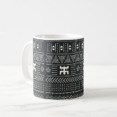 地形を持つ黒と白の部族の民族パターン コーヒーマグカップ (正面左)