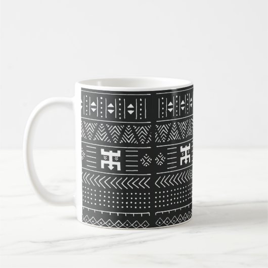 地形を持つ黒と白の部族の民族パターン コーヒーマグカップ (左)