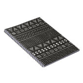 地形を持つ黒と白の部族の民族パターン ノートブック (右側)