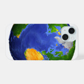 地形データを含む地球の全体図 iPhone 15ケース (裏面横)