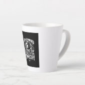 地獄で育ったフェミニストのアイコン カフェラテマグ (右アングル)