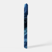 地獄のような風景の中の黒い幽霊 - ハロウィン iPhone 15ケース (右側面)