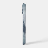 地獄のような風景の中の黒い幽霊 – ハロウィーン iPhone 15ケース (左側面)