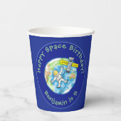 地球おもしろい漫画の上に衛星を持つ宇宙飛行士 紙コップ (裏面)