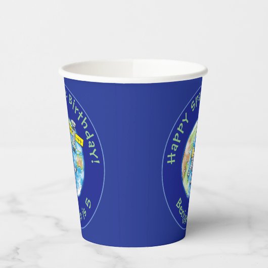 地球おもしろい漫画の上に衛星を持つ宇宙飛行士 紙コップ (左)