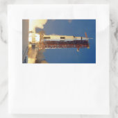 地球が揺れる サターンVが空に向かって燃え上がる月へ 長方形シール (バッグ)