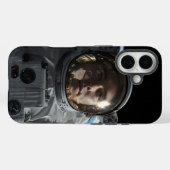 地球が見える宇宙に浮かぶ宇宙飛行士 Case-Mate iPhoneケース (裏面 (横))