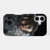 地球が見える宇宙に浮かぶ宇宙飛行士 iPhone 16ケース (裏面横)