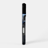 地球が見える宇宙に浮かぶ宇宙飛行士 iPhone 16ケース (右側面)
