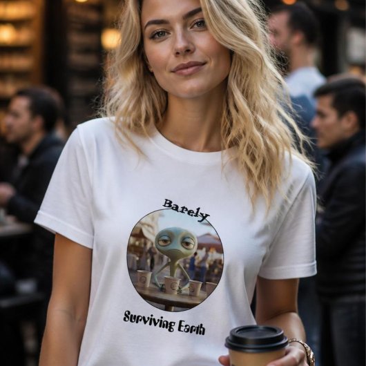 地球で生き延びるエイリアンのコーヒー飲み Tシャツ