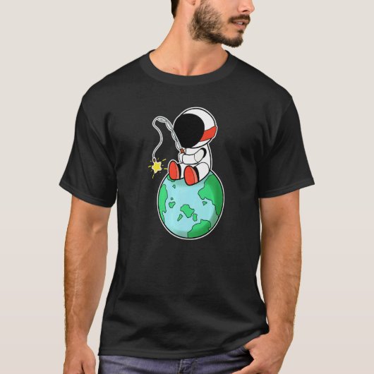 地球で釣りをする宇宙飛行士 Tシャツ (正面)