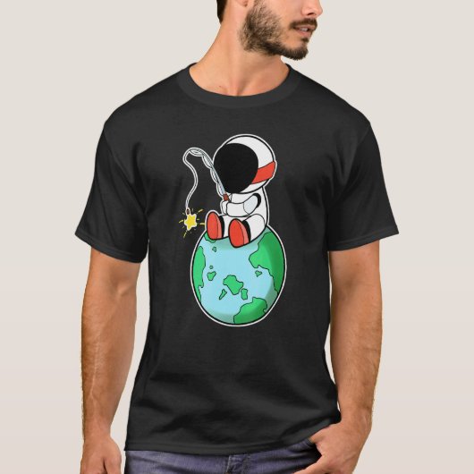 地球で釣りをする宇宙飛行士 Tシャツ (正面)