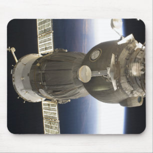 地球によってbackdropped Soyuzの宇宙船 マウスパッド