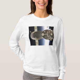 地球によってbackdropped Soyuzの宇宙船 Tシャツ