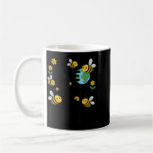 地球に優しく - かわいい蜂 花 惑星 キッズ コーヒーマグカップ (左)