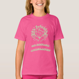 地球に優しく: 愛の手の地球Tシャツ Tシャツ